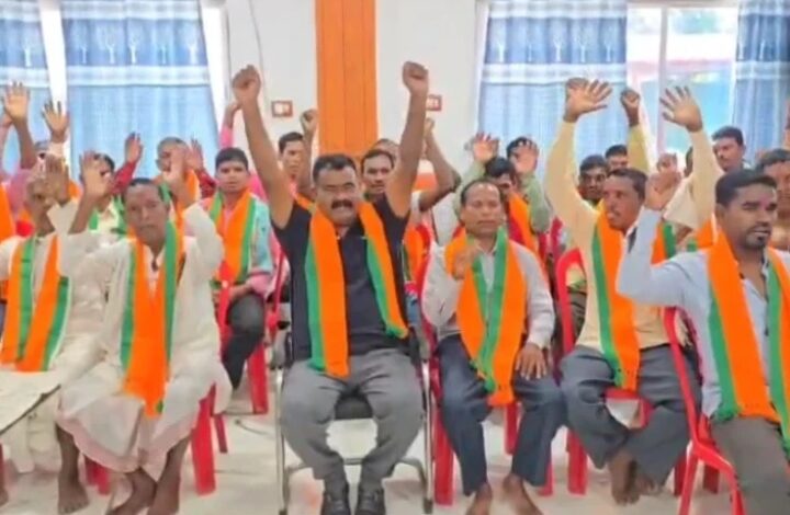 नीलकंठ टेकाम ने 40 कांग्रेस नेताओं को दिलाई बीजेपी की सदस्यता नीलकंठ टेकाम ने 40 कांग्रेस नेताओं को दिलाई बीजेपी की सदस्यता