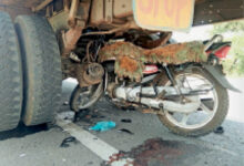 गाय को बचाने के प्रयास में ट्रक में घुसी बाइक, दो युवकों की मौत