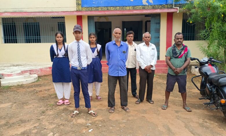 गणित शिक्षक के अभाव में छात्राएं पढाई छोड़ने मजबूर, पढ़े पूरी खबर गणित शिक्षक के अभाव में छात्राएं पढाई छोड़ने मजबूर, पढ़े पूरी खबर