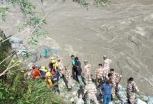 ट्रक से टक्कर के बाद बस अलकनंदा नदी में गिरी 3 लोगों की मौत, 10 लापता