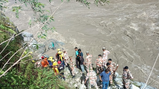 ट्रक से टक्कर के बाद बस अलकनंदा नदी में गिरी 3 लोगों की मौत, 10 लापता ट्रक से टक्कर के बाद बस अलकनंदा नदी में गिरी 3 लोगों की मौत, 10 लापता