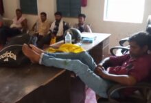 नशे में धुत पंचायत सचिव से ग्रामीण परेशान