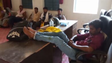 नशे में धुत पंचायत सचिव से ग्रामीण परेशान