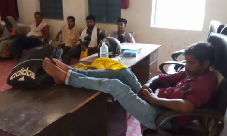 नशे में धुत पंचायत सचिव से ग्रामीण परेशान नशे में धुत पंचायत सचिव से ग्रामीण परेशान