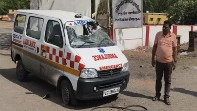 रफ्तार का कहर: एम्बुलेंस हुई हादसे का शिकार, ड्राइवर और अटेंडर घायल