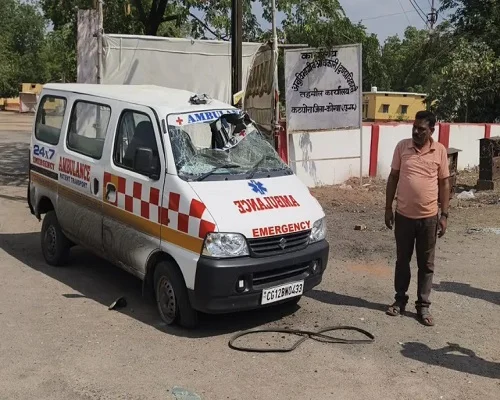 रफ्तार का कहर: एम्बुलेंस हुई हादसे का शिकार, ड्राइवर और अटेंडर घायल रफ्तार का कहर: एम्बुलेंस हुई हादसे का शिकार, ड्राइवर और अटेंडर घायल