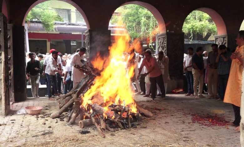 पद्मश्री कवि डॉक्टर सुरेंद्र दुबे पंचतत्व में विलीन पद्मश्री कवि डॉक्टर सुरेंद्र दुबे पंचतत्व में विलीन