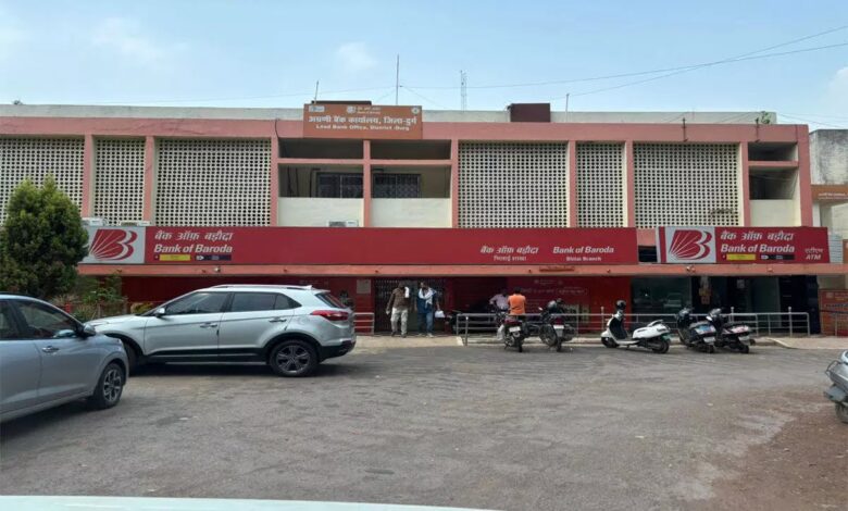 बैंक के लॉकर से 50 लाख के जेवरात गायब, पुलिस से शिकायत बैंक के लॉकर से 50 लाख के जेवरात गायब, पुलिस से शिकायत