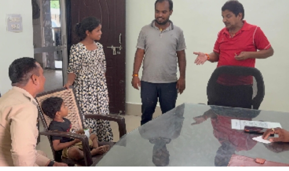 व्यापारी की सूझबूझ से परिजनों से मिला गुमशुदा मासूम व्यापारी की सूझबूझ से परिजनों से मिला गुमशुदा मासूम