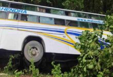 तेज रफ्तार बस जंगल में अनियंत्रित होकर पलटी