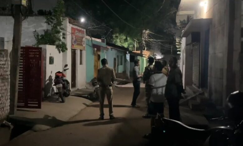 Breaking: पुरानी रंजिश के कारण दो पक्षों में चली गोली, लोगो मे दहशत का माहौल Breaking: पुरानी रंजिश के कारण दो पक्षों में चली गोली, लोगो मे दहशत का माहौल