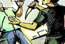 निलंबित शिक्षक ने दुकान में घुसकर पिता को चाकू मारा