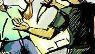 निलंबित शिक्षक ने दुकान में घुसकर पिता को चाकू मारा