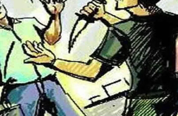 निलंबित शिक्षक ने दुकान में घुसकर पिता को चाकू मारा निलंबित शिक्षक ने दुकान में घुसकर पिता को चाकू मारा