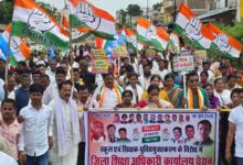 डीईओ कार्यालय का घेराव करने निकले कांग्रेस कार्यकर्ताओं की पुलिस से हुई धक्का मुक्की