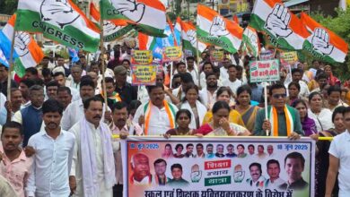 डीईओ कार्यालय का घेराव करने निकले कांग्रेस कार्यकर्ताओं की पुलिस से हुई धक्का मुक्की