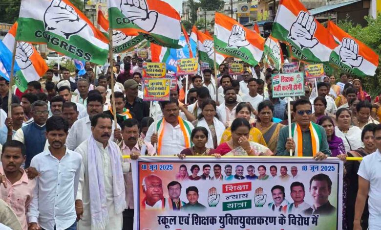 डीईओ कार्यालय का घेराव करने निकले कांग्रेस कार्यकर्ताओं की पुलिस से हुई धक्का मुक्की डीईओ कार्यालय का घेराव करने निकले कांग्रेस कार्यकर्ताओं की पुलिस से हुई धक्का मुक्की