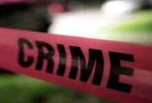 बिस्तर पर खून से सनी मिली पत्नी की लाश, पति का शव फांसी पर लटका मिला