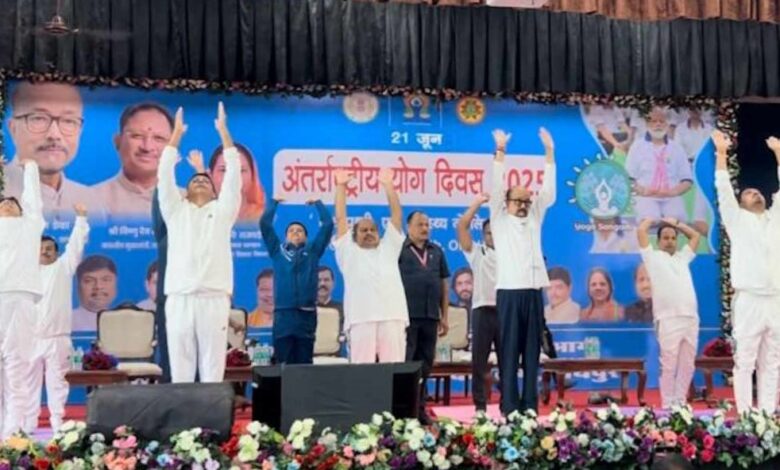 अंतर्राष्ट्रीय योग दिवस: “एक पृथ्वी, एक स्वास्थ्य थीम” कार्यक्रम में शामिल हुए राज्यपाल डेका अंतर्राष्ट्रीय योग दिवस: “एक पृथ्वी, एक स्वास्थ्य थीम” कार्यक्रम में शामिल हुए राज्यपाल डेका