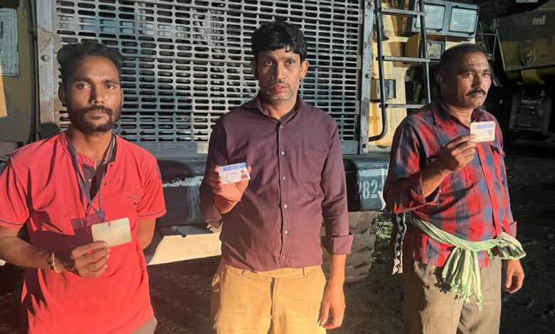 गेवरा खदान में टैंकर से डीजल चुराते तीन रंगे हाथों पकड़े गए गेवरा खदान में टैंकर से डीजल चुराते तीन रंगे हाथों पकड़े गए