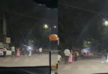 शराब के नशे में युवक-युवतियों का सड़क पर हंगामा