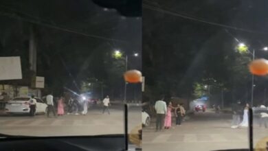 शराब के नशे में युवक-युवतियों का सड़क पर हंगामा