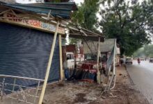 तेज रफ़्तार बस आगे बढ़ने की होड़ में दुकान में घुसी