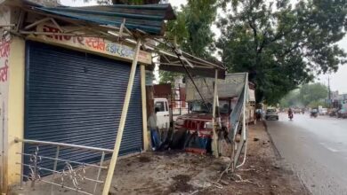 तेज रफ़्तार बस आगे बढ़ने की होड़ में दुकान में घुसी