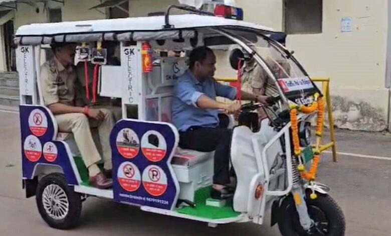 राजधानी की ट्रैफिक व्यवस्था दुरुस्त करने कलेक्टर-SSP ने EV पेट्रोलिंग वाहन को दिखाई हरी झंडी राजधानी की ट्रैफिक व्यवस्था दुरुस्त करने कलेक्टर-SSP ने EV पेट्रोलिंग वाहन को दिखाई हरी झंडी