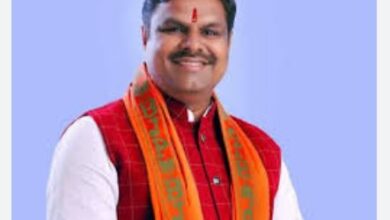 बैडमिंटन खेलते समय अचानक चक्कर खाकर गिर पड़े विधायक, अस्पताल में भर्ती
