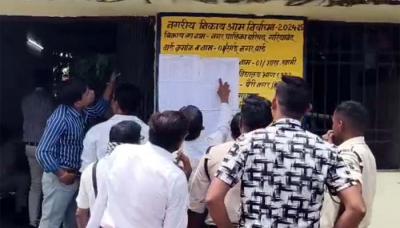 आत्मानंद बालक शाला में युक्तियुक्तकरण पर शिक्षकों ने किया हंगामा आत्मानंद बालक शाला में युक्तियुक्तकरण पर शिक्षकों ने किया हंगामा