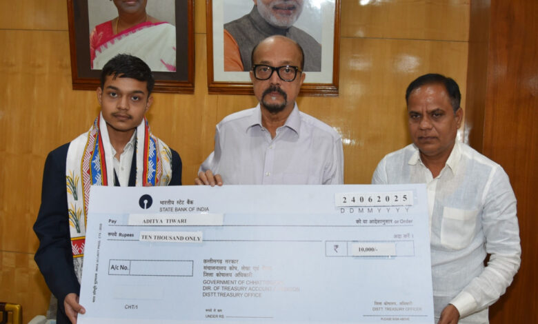 राज्यपाल ने मेधावी छात्र आदित्य का किया सम्मान राज्यपाल ने मेधावी छात्र आदित्य का किया सम्मान