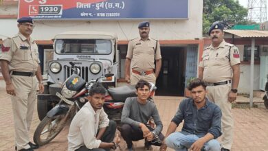 चोरी की जीप बेचने के फ़िराक में तीन पकड़ाए