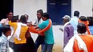 तहसील कार्यालय में पिता-पुत्र की पिटाई