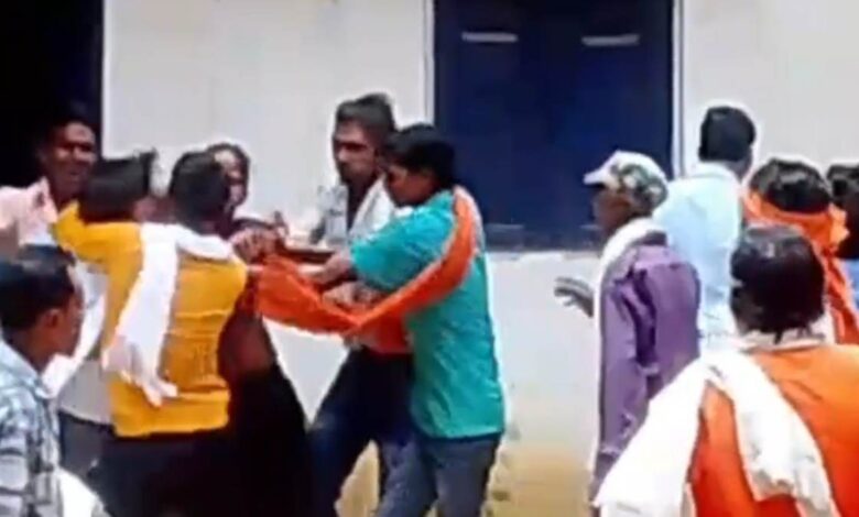 तहसील कार्यालय में पिता-पुत्र की पिटाई तहसील कार्यालय में पिता-पुत्र की पिटाई