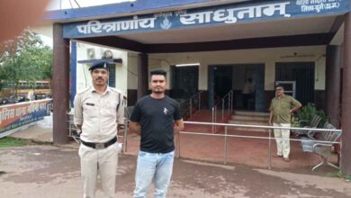 रिकॉर्डिंग को वायरल करने की धमकी, वसूले दो लाख, एक गिरफ्तार