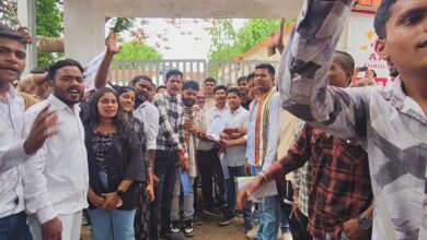 शिक्षा के व्यापारीकरण के विरुद्ध NSUI ने खोला मोर्चा, प्रदर्शन कर DEO को सौपा ज्ञापन