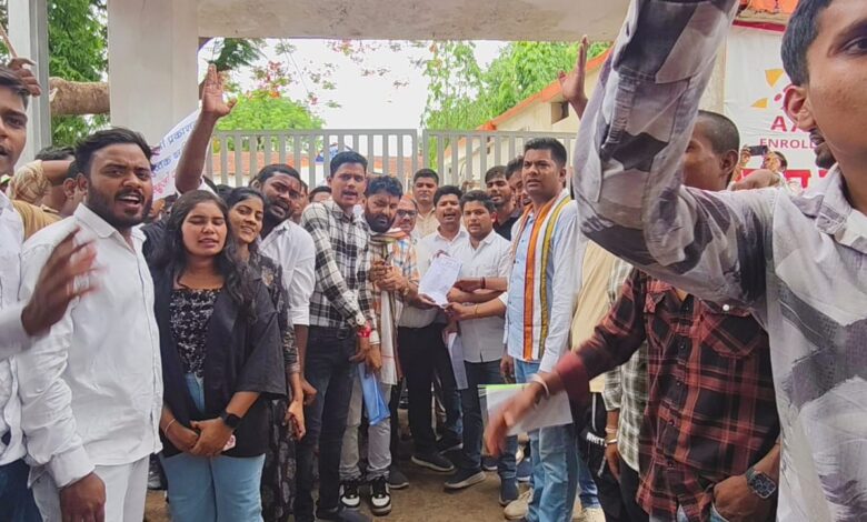 शिक्षा के व्यापारीकरण के विरुद्ध NSUI ने खोला मोर्चा, प्रदर्शन कर DEO को सौपा ज्ञापन शिक्षा के व्यापारीकरण के विरुद्ध NSUI ने खोला मोर्चा, प्रदर्शन कर DEO को सौपा ज्ञापन