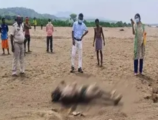 हसदेव नदी में मिला अज्ञात व्यक्ति का शव, गांव में हड़कंप हसदेव नदी में मिला अज्ञात व्यक्ति का शव, गांव में हड़कंप