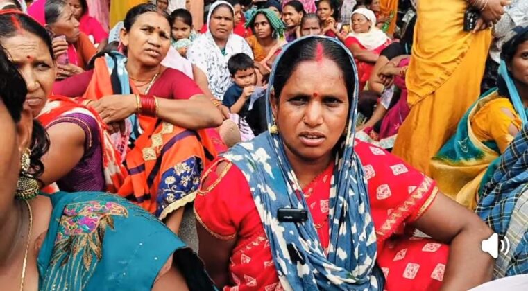 प्रसूता की मौत से आक्रोशित लोगों ने श्वेता हॉस्पिटल घेरा प्रसूता की मौत से आक्रोशित लोगों ने श्वेता हॉस्पिटल घेरा