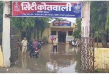 निकासी के अभाव में बारिश का पानी घरों और कोतवाली में भरा