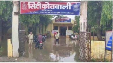 निकासी के अभाव में बारिश का पानी घरों और कोतवाली में भरा