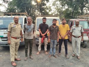 डेढ़ टन अवैध कबाड़ के साथ चार आरोपी गिरफ्तार डेढ़ टन अवैध कबाड़ के साथ चार आरोपी गिरफ्तार