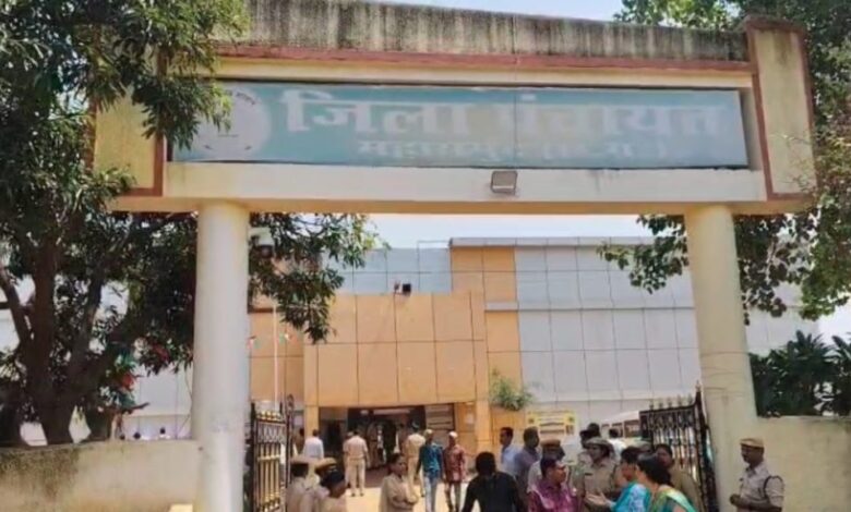 युक्तियुक्तकरण के विरोध में काउंसलिंग सेंटर में शिक्षको ने किया जमकर हंगामा युक्तियुक्तकरण के विरोध में काउंसलिंग सेंटर में शिक्षको ने किया जमकर हंगामा