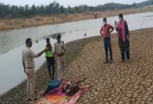महिला का शव नदी में मिला, जांच में जुटी पुलिस