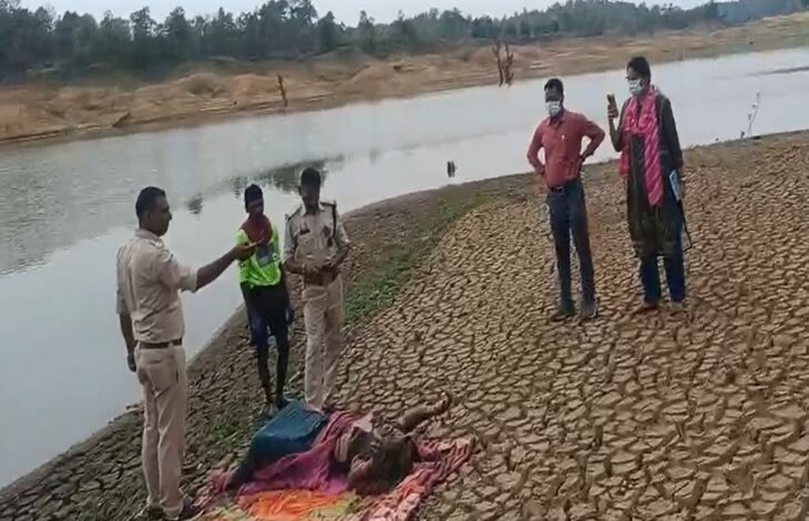 महिला का शव नदी में मिला, जांच में जुटी पुलिस महिला का शव नदी में मिला, जांच में जुटी पुलिस