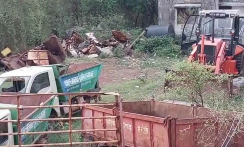 विकास और साफ-सफाई के लिए खरीदे करोड़ों के वाहन कबाड़ में तब्दील विकास और साफ-सफाई के लिए खरीदे करोड़ों के वाहन कबाड़ में तब्दील