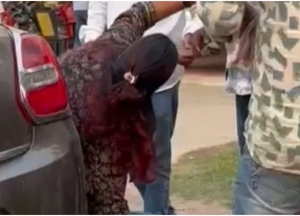 महिला नेत्री ने किसान को थाने में पीटा महिला नेत्री ने किसान को थाने में पीटा
