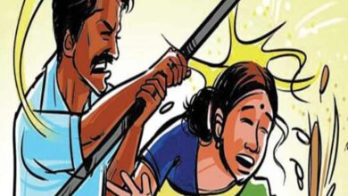 चरित्र पर शक, पत्नी की कुल्हाड़ी से हत्या