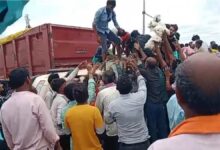 मुर्गी वाहन पलटा, लोगों में लूटने की मची होड़